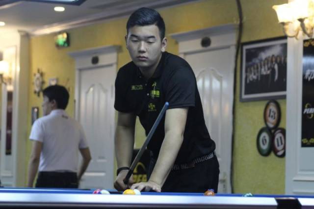 拜仁积极追求梅努，欲将其打造成欧冠核心，但曼联与意甲球队争夺，形势激烈。